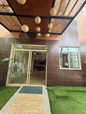 Exterior detail - 11-bedroom mansion for 22 guests, plus a rooftop (Playa del Carmen)