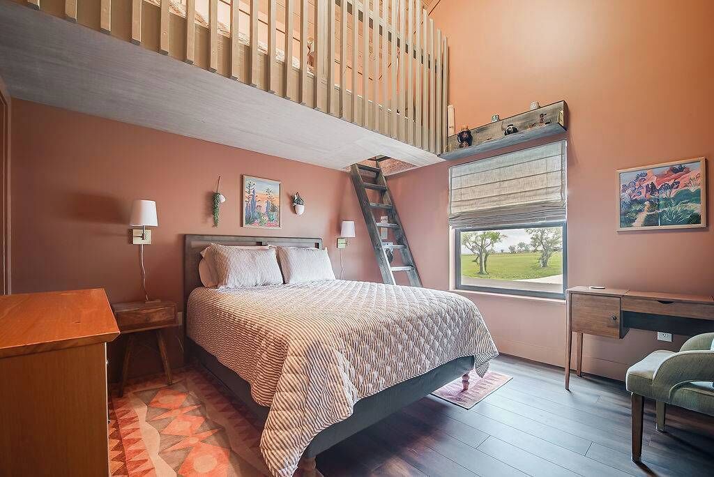 2 bedrooms, desk, WiFi, bed sheets