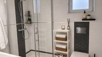 Superior-Villa | Badezimmer | Dusche, kostenlose Toilettenartikel, Haartrockner, Handtücher