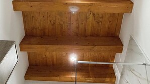 Een houten trap met drie treden en een lamp in het midden.