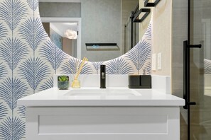 Haartrockner, Handtücher, Seife, Toilettenpapier