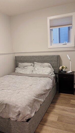 Tabla de planchar con plancha, wifi y ropa de cama 