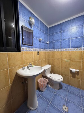 Standard Quadruple Room, Private Bathroom | Bathroom | Towels, soap, shampoo, toilet paper - Inca's Room  (La Paz)