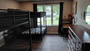 6 bedrooms, iron/ironing board, WiFi, bed sheets