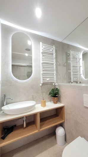 Deluxe studio suite, patio, uitzicht op stad | Badkamer | Een douche, gratis toiletartikelen, een haardroger, handdoeken