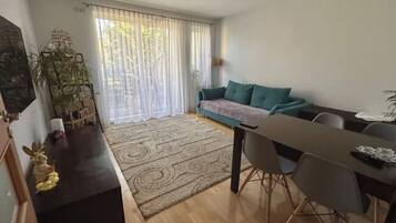 Deluxe Studio Suite, Patio, City View | Living area