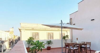 Stylish and modern 2-bedroom apartment with a stunning rooftop terrace
