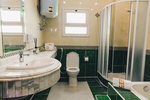 Ein Badezimmer mit Waschbecken, Toilette und Dusche.
