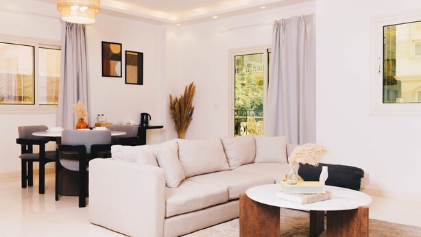 Un salon moderne avec un canapé, une table basse et un coin repas.