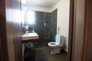 A bathroom with a shower, toilet, and sink. - Central Luxurious 2 bedroom flat (Nicosia)