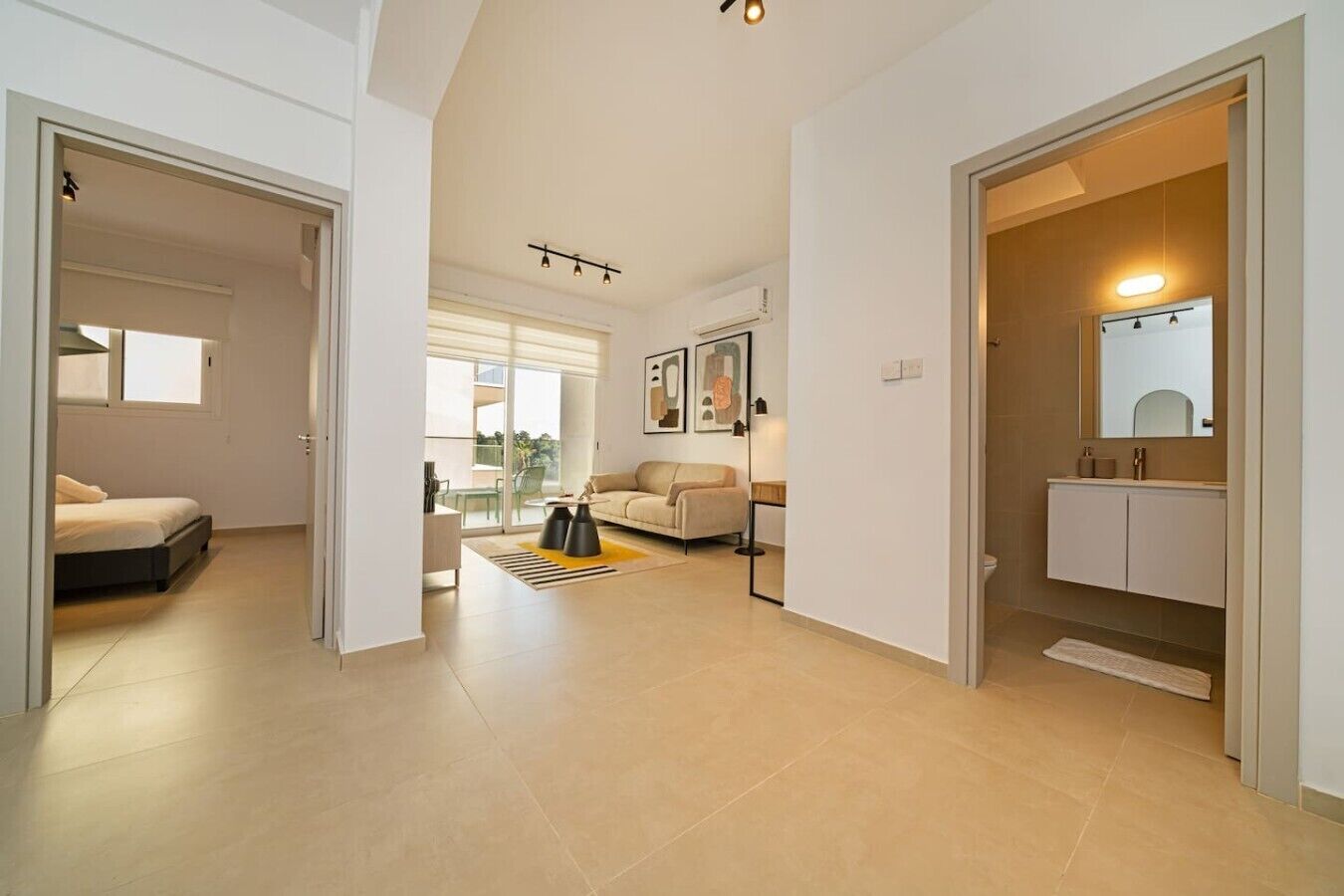 Un apartamento moderno con sala de estar, sofá, comedor y baño.