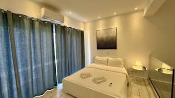 Escritorio, tabla de planchar con plancha, wifi y ropa de cama