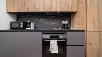 Réfrigérateur, un four, surface de cuisson, lave-vaisselle