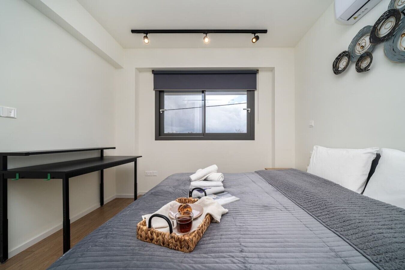 Escritorio, wifi y ropa de cama 
