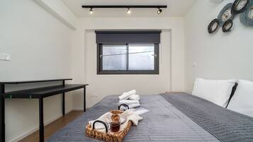 Escritorio, wifi y ropa de cama