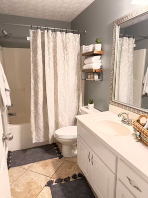 Douche, serviettes fournies, papier de toilette