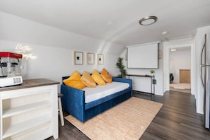 Room - Centralia Theater Apt w/ Projector | Sleeps 4 (Centralia)