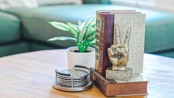 Tabla de planchar con plancha, wifi y ropa de cama
