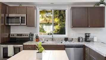 Coffee/tea maker, fridge, microwave, oven