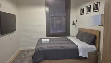 Departamento, vista a la ciudad | Escritorio y tabla de planchar con plancha