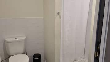 Departamento, vista a la ciudad | Baño | Regadera, amenidades de baño gratuitas, secadora de cabello, toallas