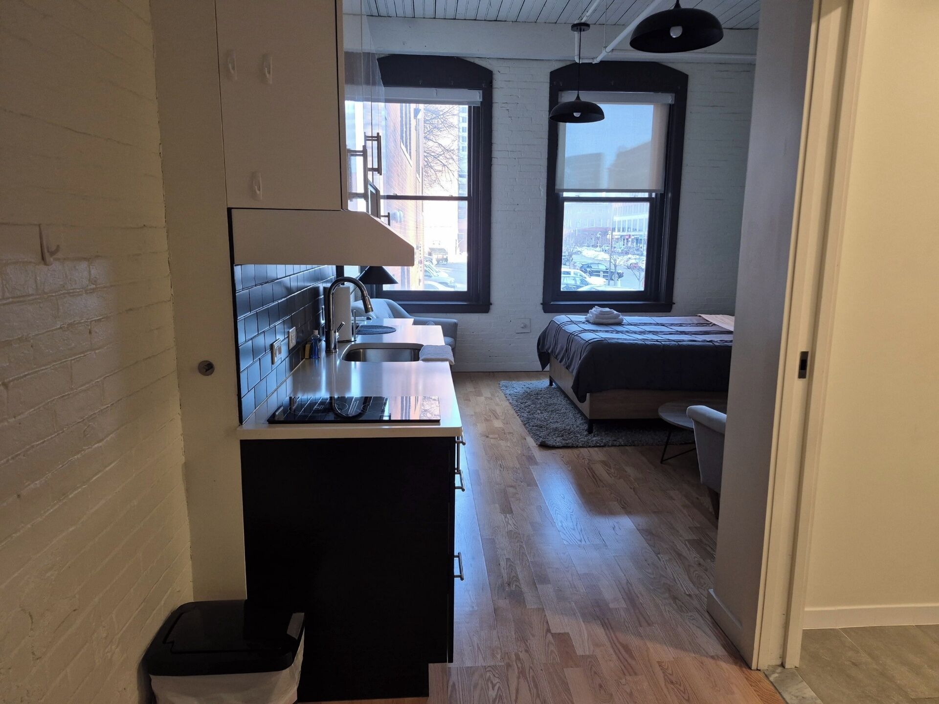 Appartement, vue sur la ville | Bureau, fer et planche à repasser