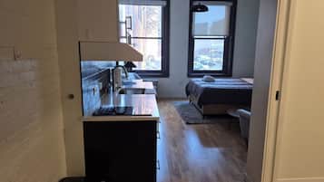 Departamento, vista a la ciudad | Escritorio y tabla de planchar con plancha