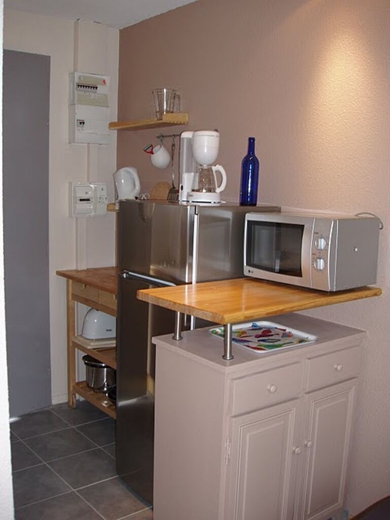 Een koffiezetapparaat/waterkoker, een koelkast, een microgolfoven