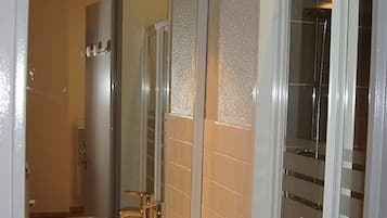 Een douche, toiletpapier