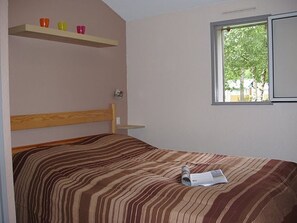 2 bedrooms, travel crib, WiFi (free) - Chalet with an enclosed garden, located in a pedestrian-only residential complex and 100 m from Ile aux Enfants (Hourtin)