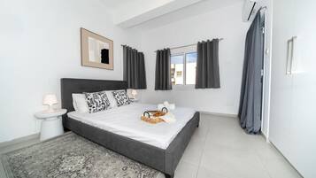 Desk, iron/ironing board, WiFi, bed sheets