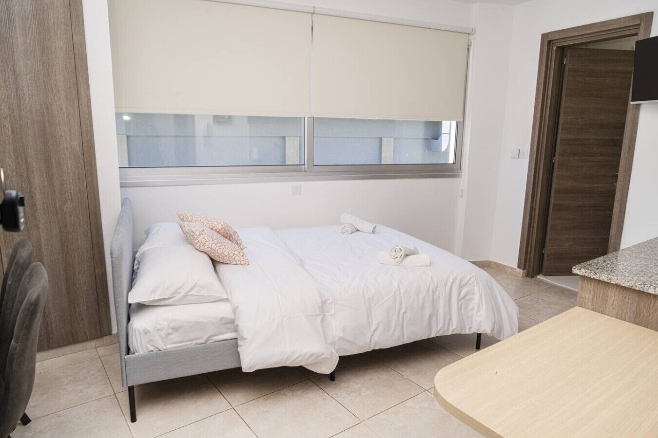 Escrivaninha, ferros/tábuas de passar roupa, Wi-Fi, roupa de cama