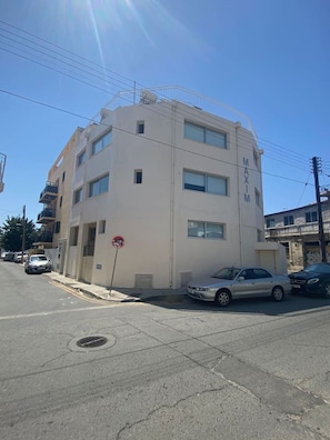 Un edificio de varios pisos con un letrero que dice 'MAXIM'.