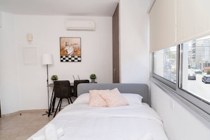 Room - Modern studio in historic center (Limassol)