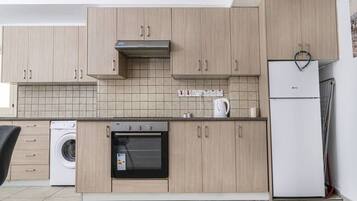 Fridge, oven, stovetop, cookware/dishes/utensils