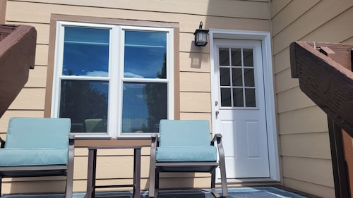 Honeysuckle House--Spacious 4-bedroom house in pleasant Colorado Springs with AC