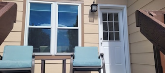 Honeysuckle House--Spacious 4-bedroom house in pleasant Colorado Springs with AC