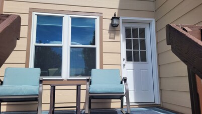 Honeysuckle House--Spacious 4-bedroom house in pleasant Colorado Springs with AC