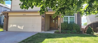 Honeysuckle House--Spacious 4-bedroom house in pleasant Colorado Springs with AC