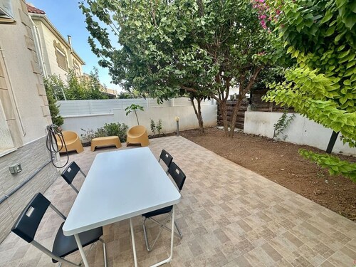2 bedroom house near the beach