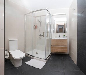 Bathroom - Central 1 bedroom flat, near sea (Limassol)