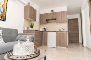 TV - Central 1 bedroom flat, near sea (Limassol)