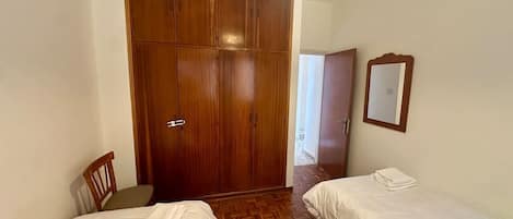 Desk, iron/ironing board, WiFi, bed sheets