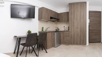 Fridge, cookware/dishes/utensils