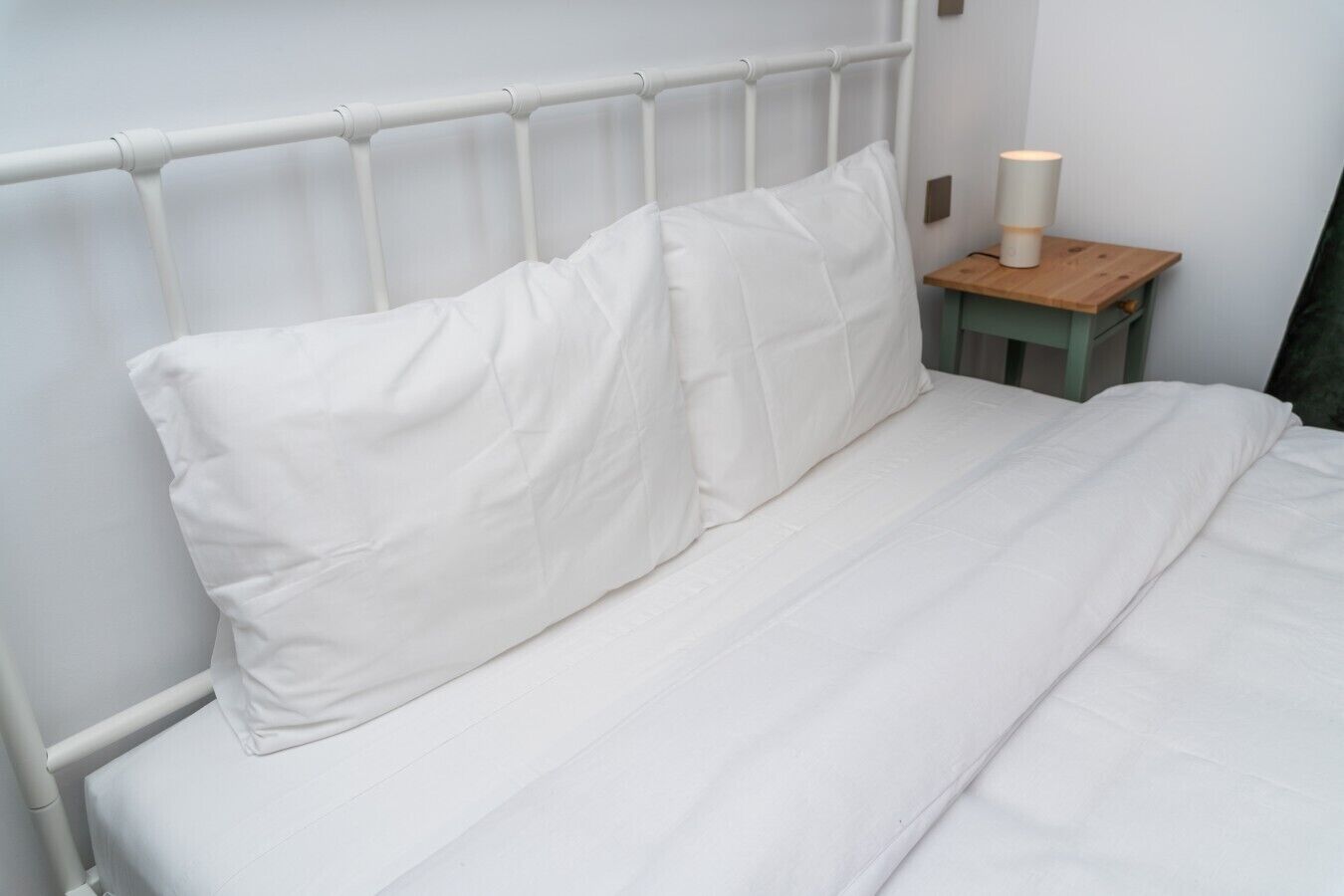Een bureau, wifi, beddengoed