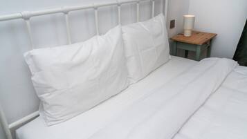 Een bureau, wifi, beddengoed