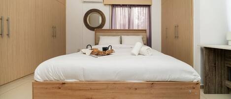 Desk, iron/ironing board, WiFi, bed sheets