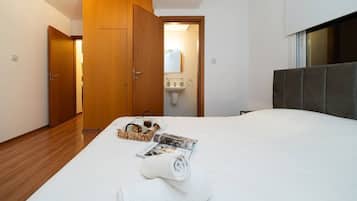 Desk, iron/ironing board, WiFi, bed sheets