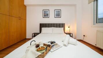 Desk, iron/ironing board, WiFi, bed sheets