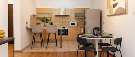 Coffee/tea maker, fridge, microwave, oven